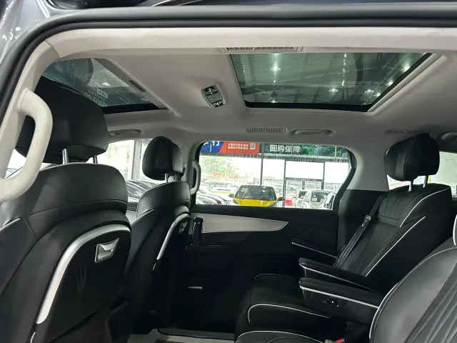 Roewe iMAX8 — Фото автомобиля 6