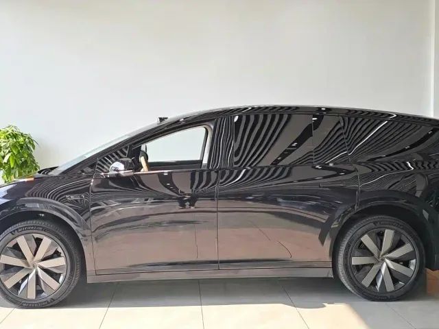 Li Auto i8 — Фото автомобиля 18