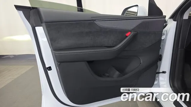Tesla Model Y — Фото автомобиля 13