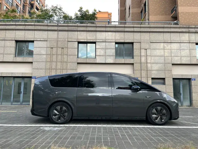 Li Auto MEGA — Фото автомобиля 5