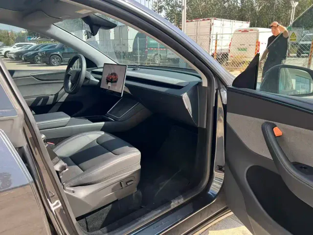 Tesla Model Y — Фото автомобиля 4