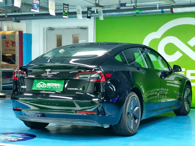 Tesla Model 3 — Фото автомобиля 17
