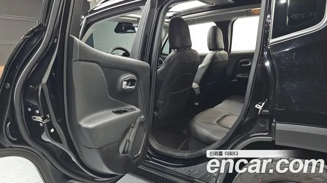 Jeep Renegade — Фото автомобиля 11