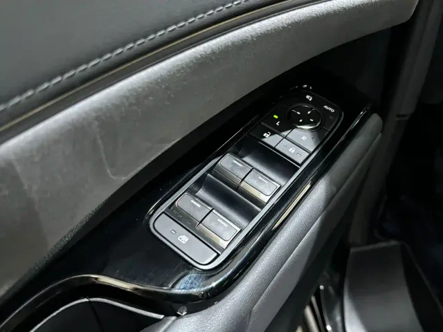 Lexus LM — Фото автомобиля 10