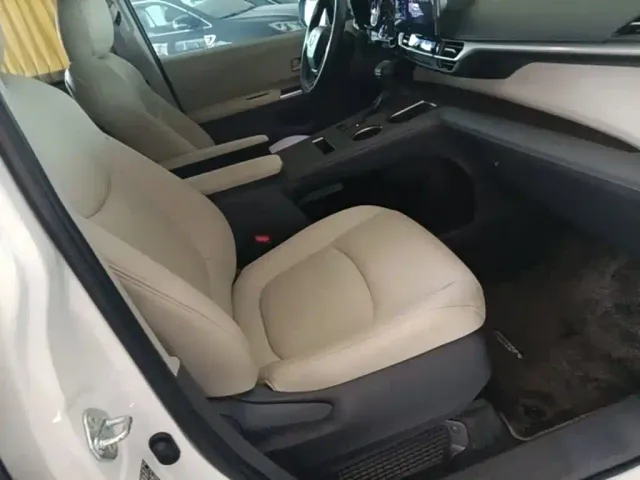 Toyota Sienna — Фото автомобиля 24