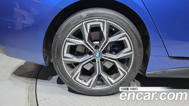 BMW i4 — Фото автомобиля 5