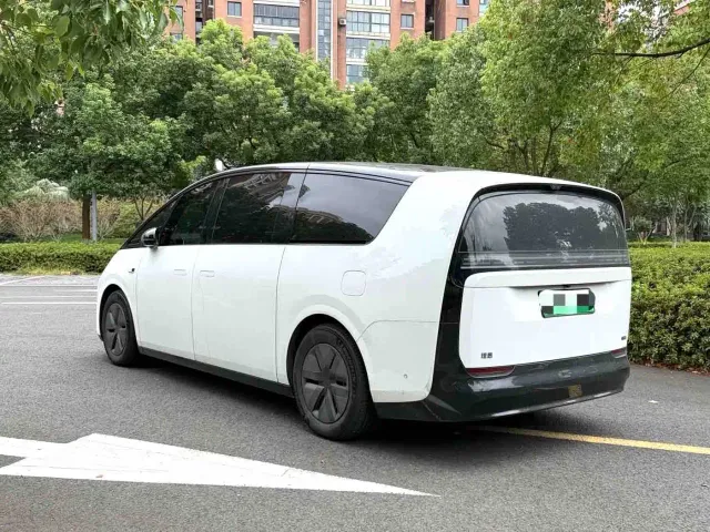 Li Auto MEGA — Фото автомобиля 11