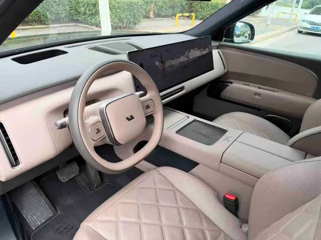 Li Auto L9 — Фото автомобиля 6