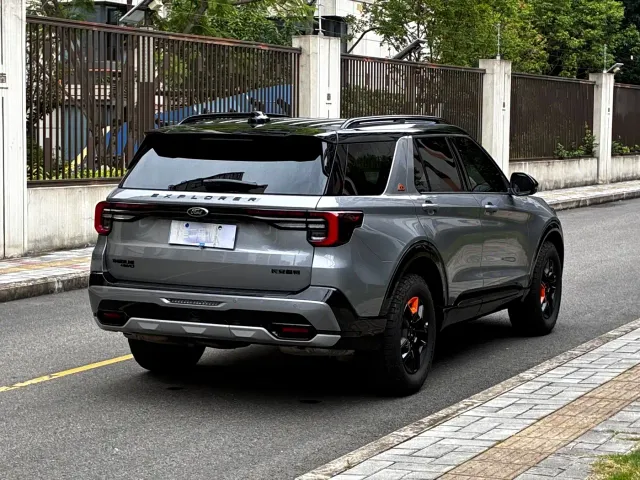 Ford Explorer — Фото автомобиля 10