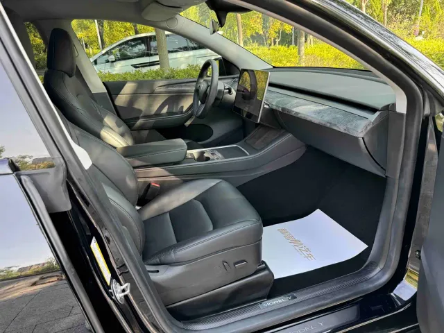 Tesla Model Y — Фото автомобиля 11