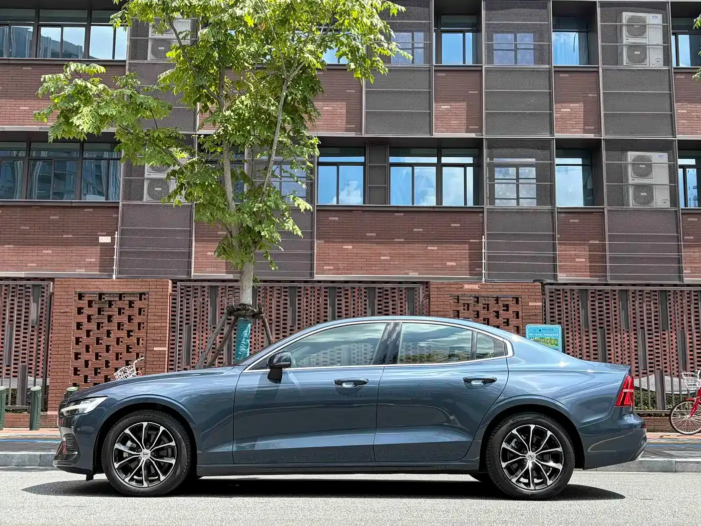 Volvo Volvo S60 2022 B4 Smart Comfort Luxury Edition — Фото автомобиля 3