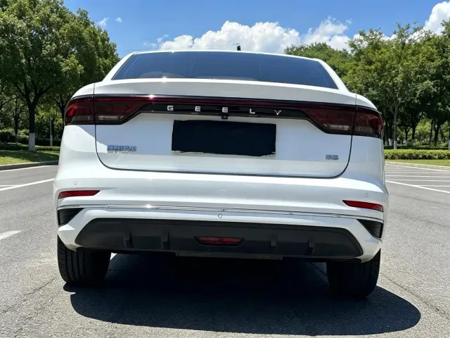 Geely Emgrand — Фото автомобиля 9