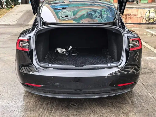 Tesla Model 3 — Фото автомобиля 12