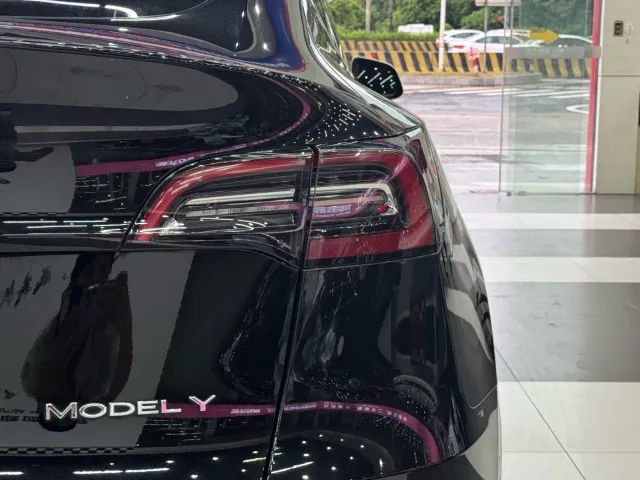 Tesla Model Y — Фото автомобиля 8