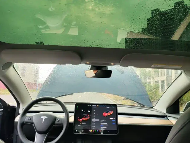 Tesla Model 3 — Фото автомобиля 17