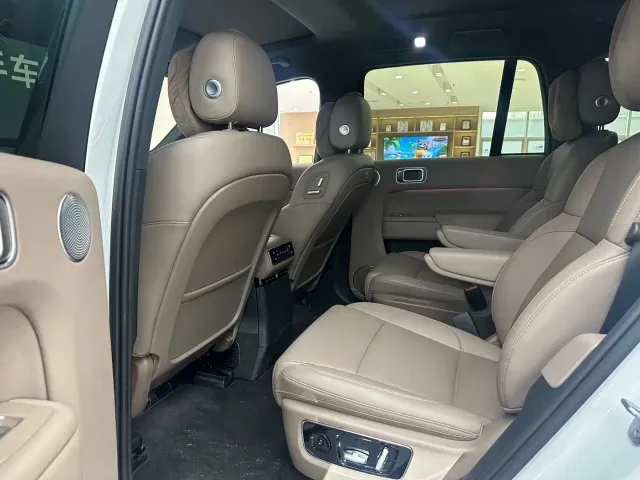 Li Auto L8 — Фото автомобиля 11