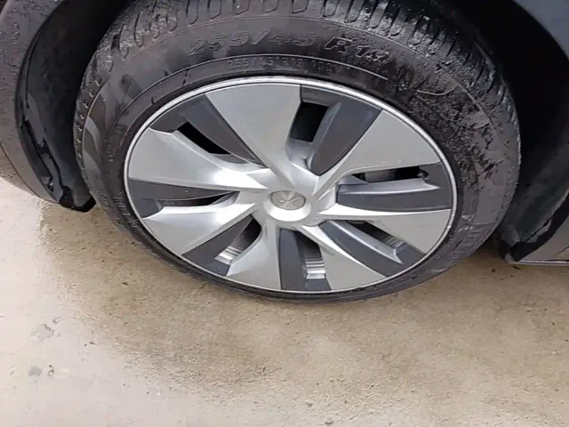 Tesla Model Y — Фото автомобиля 22