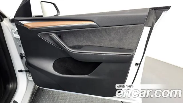 Tesla Model Y — Фото автомобиля 12