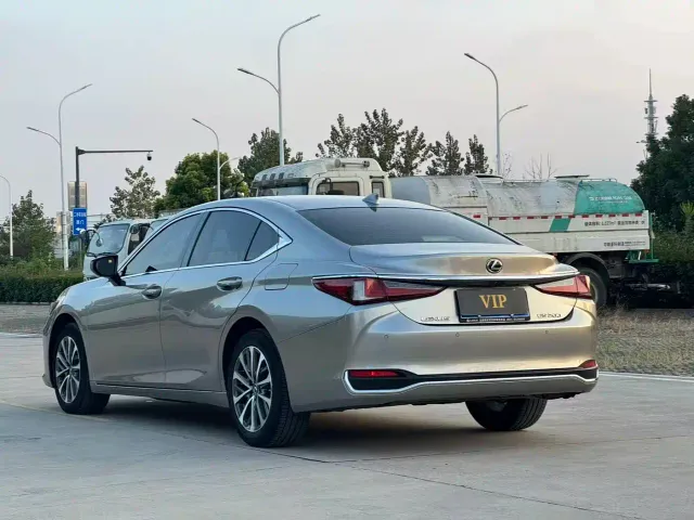 Lexus ES — Фото автомобиля 8