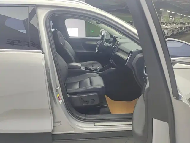 Volvo XC40 — Фото автомобиля 8