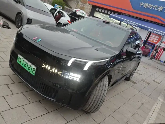 Фотография автомобиля — Lynk & Co 900