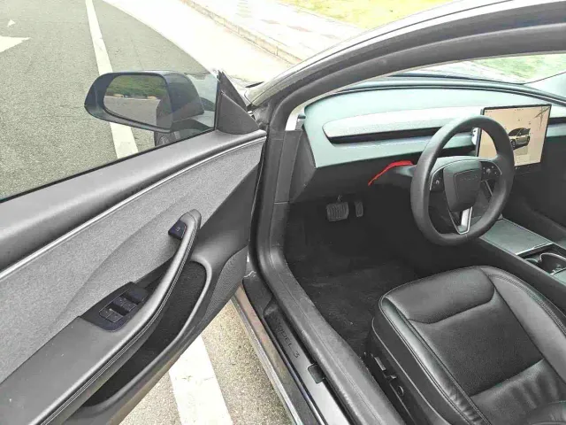 Tesla Model 3 — Фото автомобиля 4