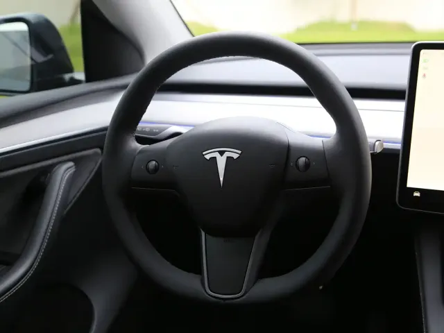 Tesla Model Y — Фото автомобиля 4