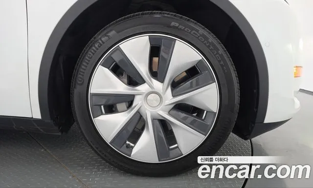 Tesla Model Y — Фото автомобиля 6