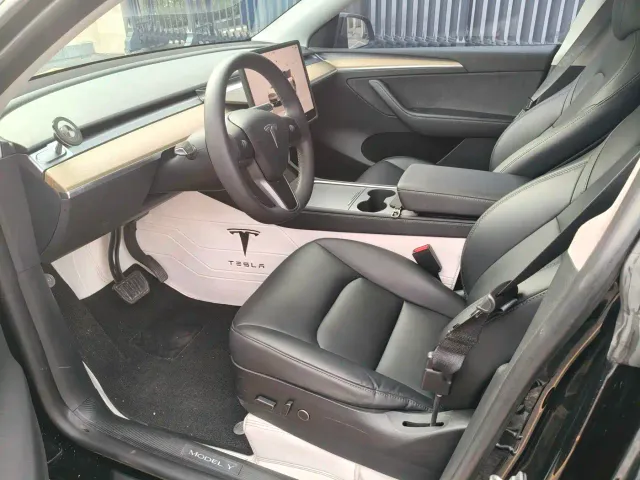 Tesla Model Y — Фото автомобиля 7