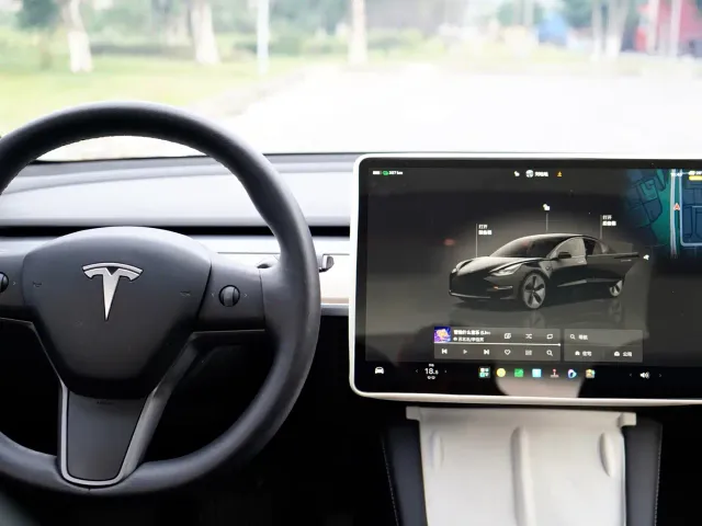 Tesla Model 3 — Фото автомобиля 13
