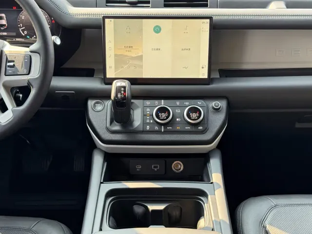 Land Rover Defender — Фото автомобиля 10