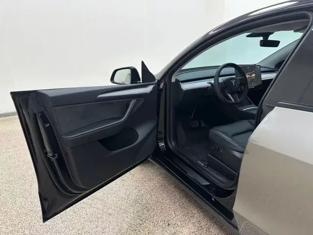 Tesla Model Y — Фото автомобиля 25