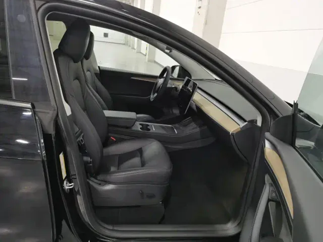 Tesla Model Y — Фото автомобиля 23