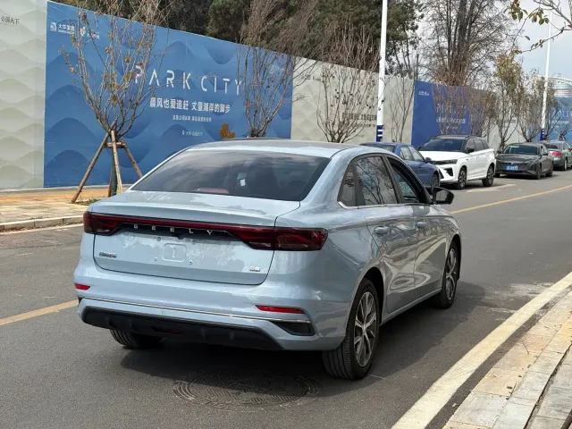 Geely Emgrand — Фото автомобиля 10