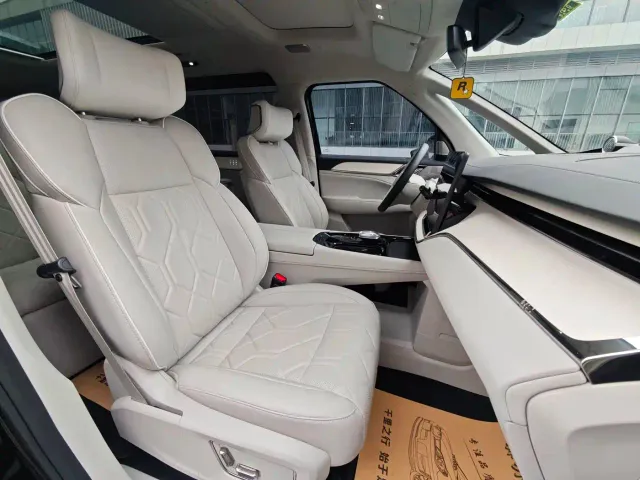 Volvo EM90 — Фото автомобиля 24