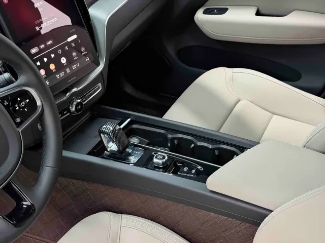 Volvo XC60 — Фото автомобиля 11