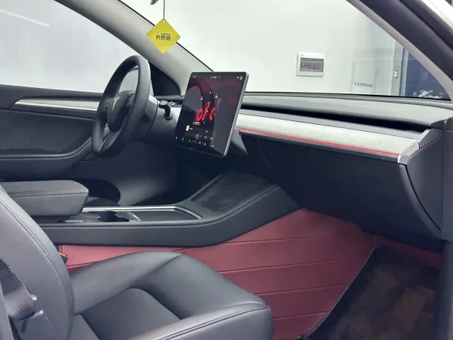 Tesla Model Y — Фото автомобиля 14