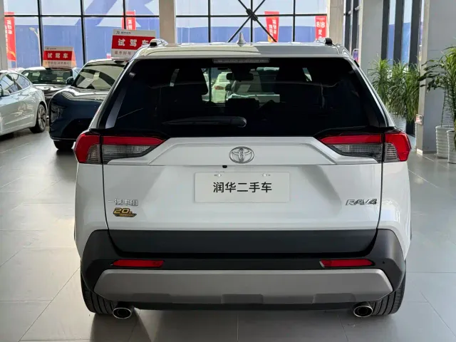 Toyota RAV4 — Фото автомобиля 4