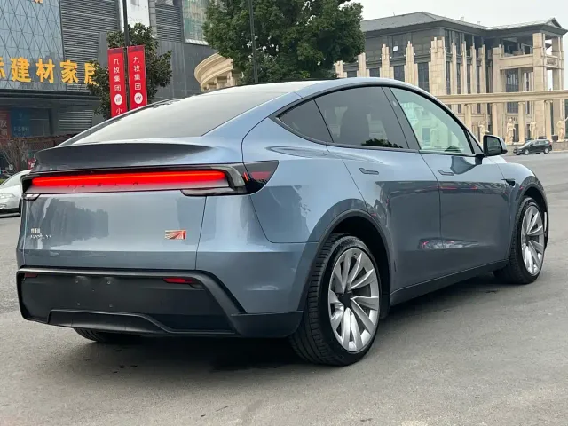Tesla Model Y — Фото автомобиля 5