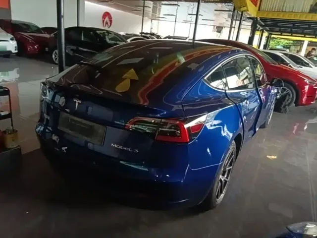 Tesla Model 3 — Фото автомобиля 6
