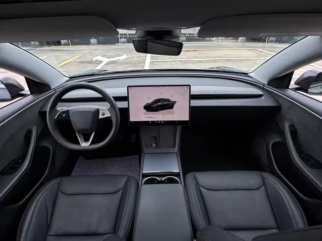 Tesla Model 3 — Фото автомобиля 5