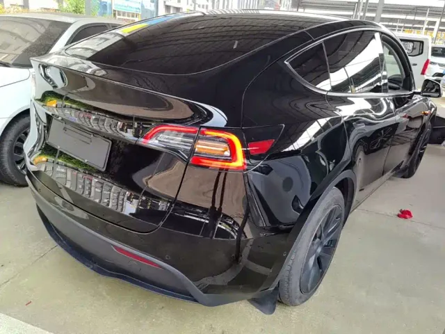 Tesla Model Y — Фото автомобиля 6