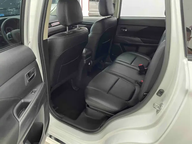 Mitsubishi Outlander — Фото автомобиля 8
