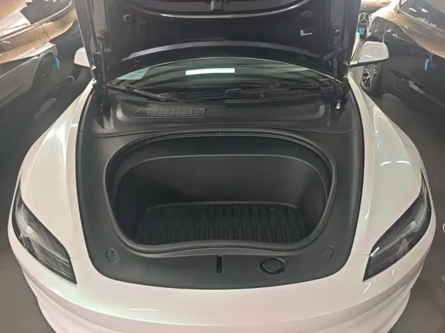 Tesla Model 3 — Фото автомобиля 19