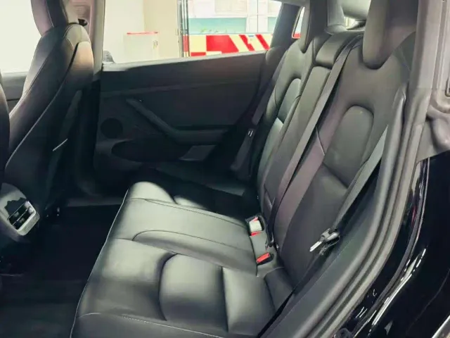 Tesla Model 3 — Фото автомобиля 5