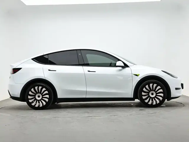 Tesla Model Y — Фото автомобиля 5