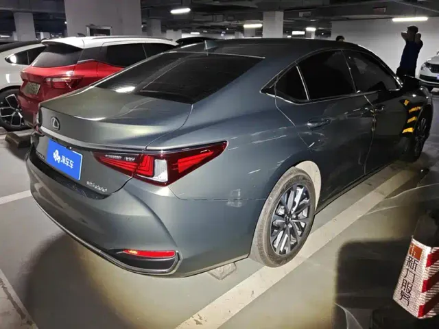 Lexus ES — Фото автомобиля 3