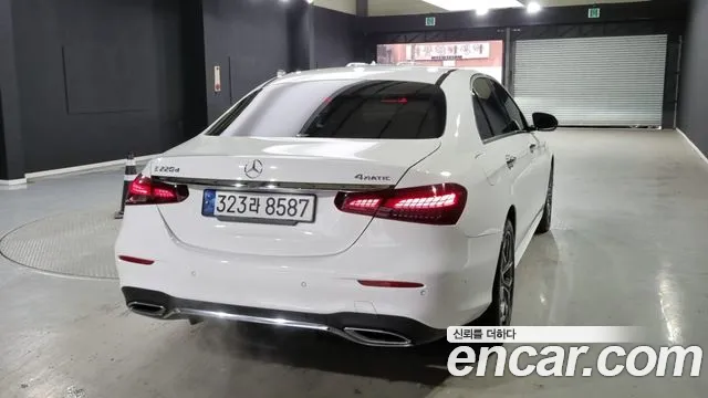 Mercedes-Benz E-Class — Фото автомобиля 2