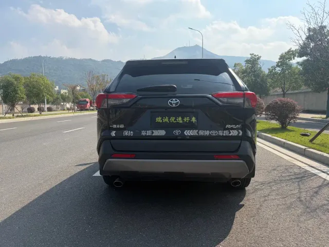 Toyota RAV4 — Фото автомобиля 14