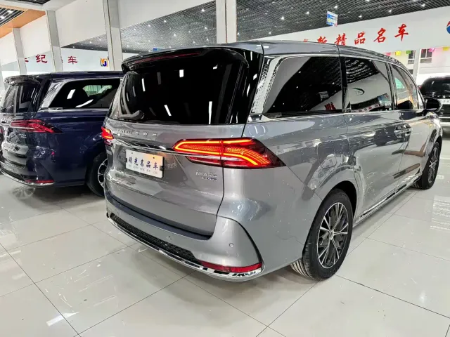 Roewe iMAX8 — Фото автомобиля 4
